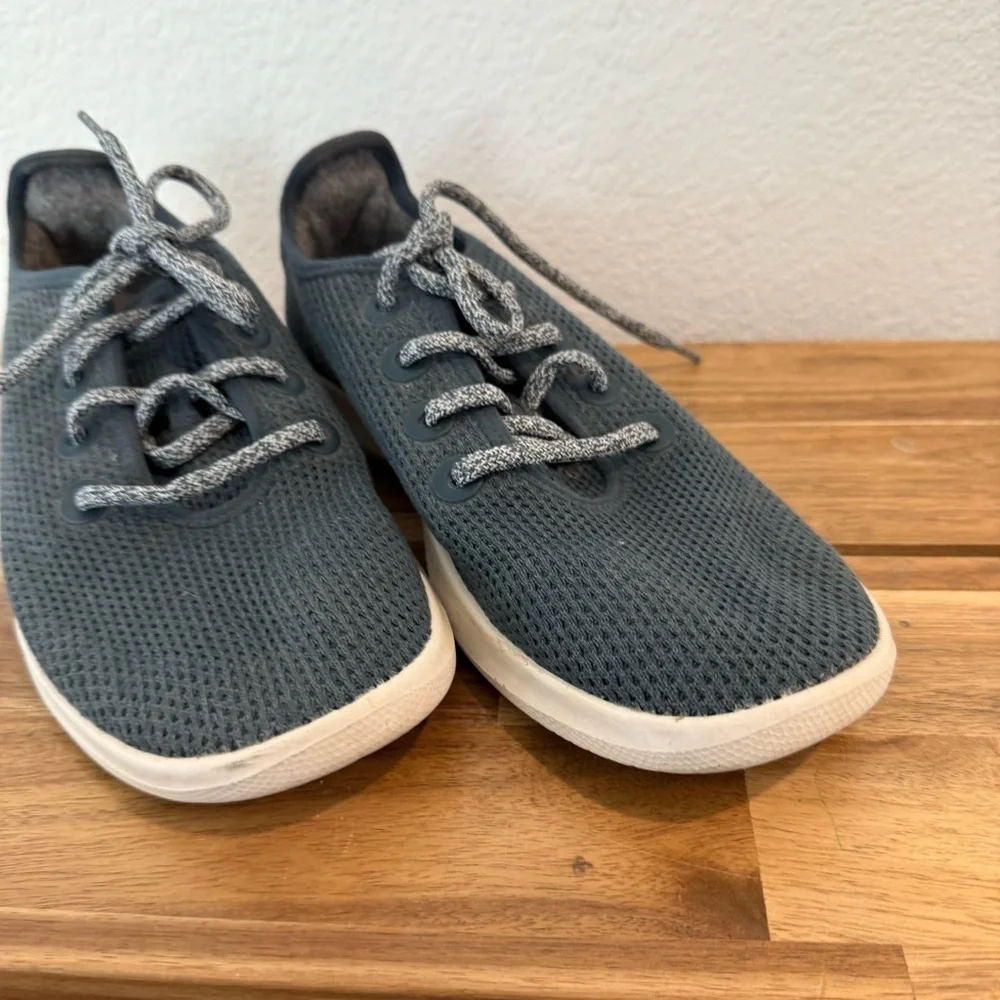 Allbirds- Women’s Tree Runners in Navy Night - Size 9